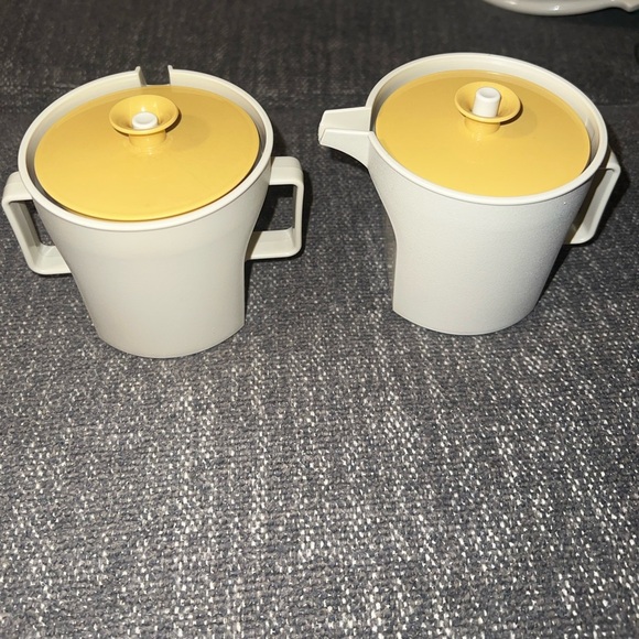 Vtg Tupperware Cream & Sugar Set With Push N Seal Tops Almond W/Gold - Picture 1 of 6